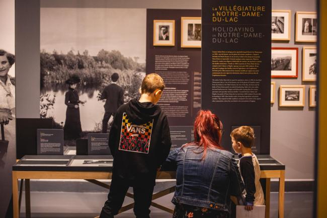 Famille dans l'exposition Visages et paysages