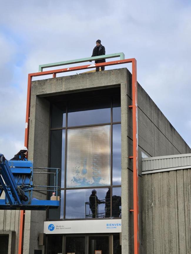 Démontage de l'oeuvre  "Sant tritre" de Michel Lagacé par l'équipe du Centre de conservation du Québec, octobre 2023