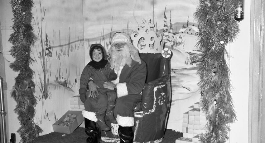 Enfant assis sur le père noël