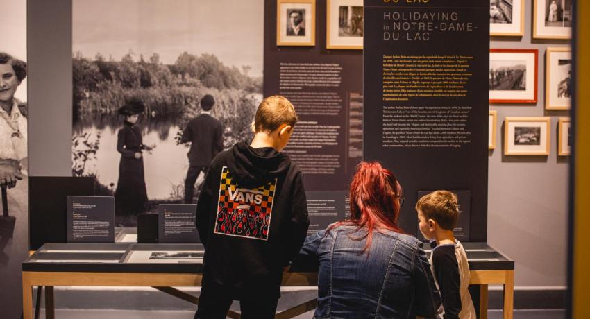 Famille dans l'exposition Visages et paysages