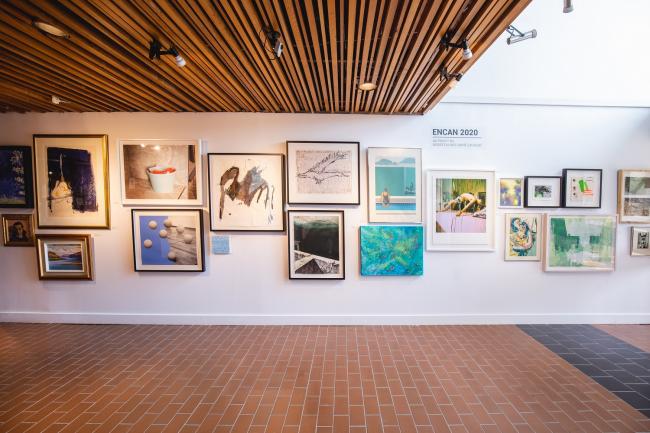 Vue de l'exposition pré-encan, dans le hall du Musée. Crédit photo: Jean-François Lajoie