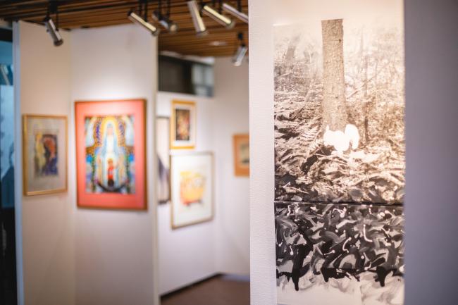 Vue de l'exposition pré-encan, dans le hall du Musée. Crédit photo: Jean-François Lajoie