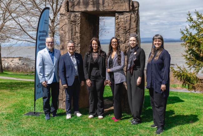De gauche à droite: François G.Chevier (Directeur général d’Événements Attractions Québec),     Mario Bastille (Maire de Rivière-du-Loup), Geneviève Sirois et Hajar Ouyous (Promutel     Assurances) et Mélanie Girard et Oriane A.-Van Coppenolle ( Directrice et conservatrice du  Musée du Bas-Saint-Laurent )