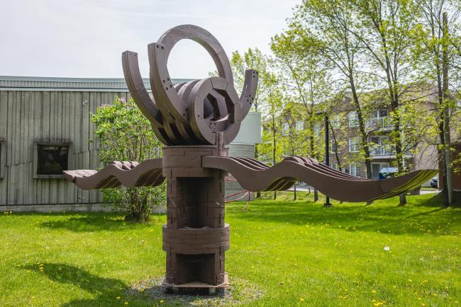 Totem aîlé, sculpture de Robert Roussil. 