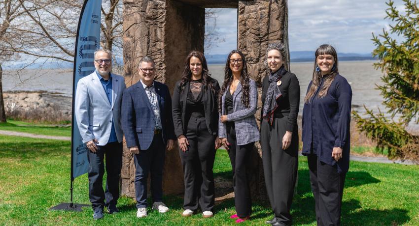 De gauche à droite: François G.Chevier (Directeur général d’Événements Attractions Québec),     Mario Bastille (Maire de Rivière-du-Loup), Geneviève Sirois et Hajar Ouyous (Promutel     Assurances) et Mélanie Girard et Oriane A.-Van Coppenolle ( Directrice et conservatrice du  Musée du Bas-Saint-Laurent )